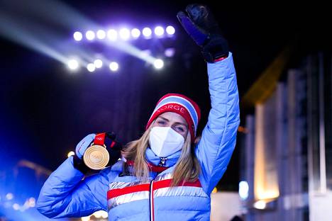 Therese Johaug juhli olympiakultaa kymmenen kilometrin perinteisen hiihtotavan kilpailussa viime viikon torstaina. 