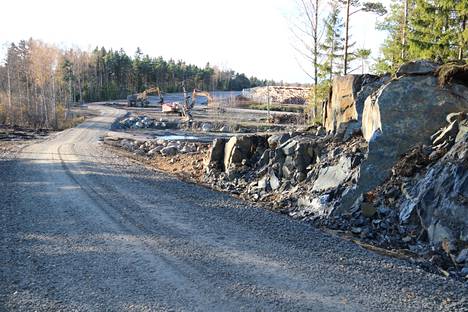Sahan uudelle varastoalueelle rakennettiin uusi tie. Samalla louhittiin kalliota, josta syntynyttä mursketta käytettiin merialueen täytössä.