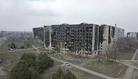 Dronella otettu ilmakuva näyttää rakennusten vaurioituneen pahoin Mariupolin kaupungissa 18. maaliskuuta.