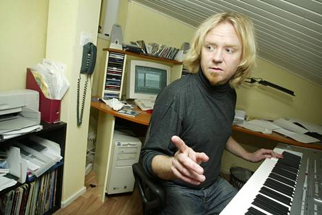 Vuonna 2004 Hakulinen sai Porin kaupungilta taiteilija-apurahan. Hän esitteli työhuoneellaan uutta sekvensseriä, jota hän käytti säveltämisessä.