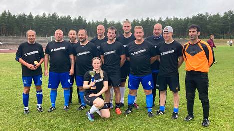 Puulaakijalkapalloturnauksen voiton vei joukkue FC Rikkinäiset.