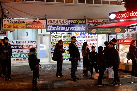 Maanjäristyksen säikähdyttämät ihmiset kerääntyivät kadulle Adanassa maanantai-iltana.