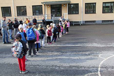 Ekaluokan opettaja antaa ohjeita oppilaille ja kotiin - Vilppulankosken  koululla ensimmäisellä tunnilla opeteltiin alussa viittaamaan - Uutiset -  KMV-lehti