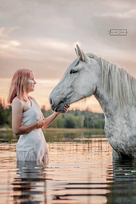 Jannika Jokisen mukaan hevosia omistavasta ystävästä on apua, kun valokuvaaja haluaa toteuttaa visioitaan.  Kuvassa on Jokisen ystävä, Suortiaisen tilan Kati Johansson, ja Hilla-suomenhevonen. 