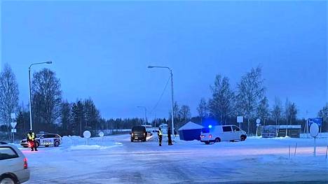 Nakkilan Hormistontien, Siltatien ja Järvikyläntien risteyksessä lähellä valtatie 2:n nousuramppia oli 1. helmikuuta aamulla huomiota herättänyt poliisioperaatio. Myöhemmin selvisi, että poliisi tutkii henkirikosta.