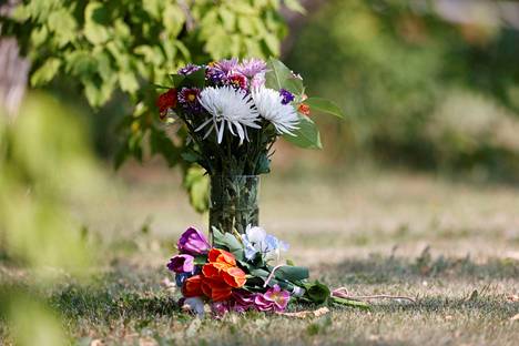 Kukkia rikospaikaksi merkityn talon edustalla Weldonissa syyskuun 5. päivä. 