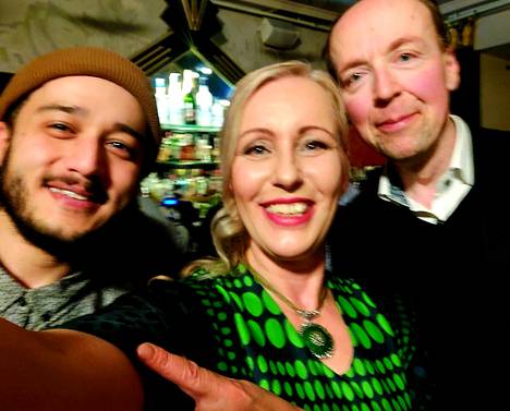 Maria Asunta otti selfien yhdessä Antero Yasan ja Jussi Halla-ahon kanssa perussuomalaisten vaalivalvojaisissa Helsingissä.