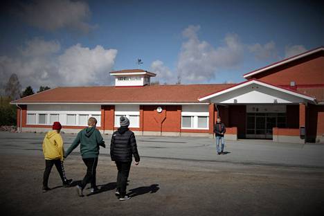 Nakkilan sivistysvaliokunta haluaa Nakkilaan uuden koulun, mutta myös  Viikkalan koulu saisi toistaiseksi jatkaa.