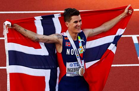 Jakoc Ingbrigtsen sai ylleen Norjan lipun ja kaulaansa MM-kullan, joka kaiverretaan myöhemmin.