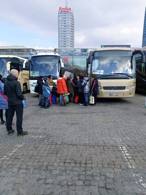 Keuruulaisbussin lisäksi Varsovassa oli useita muita kuljetuksia lähdössä.