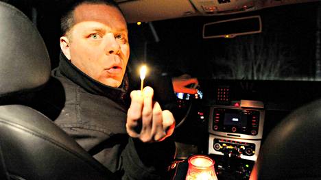Ahlaisten Pohjajoella Janne Kylänpää vietti tapaninpäivää autossaan, koska talo oli ollut jo 20 tuntia vailla sähköä.