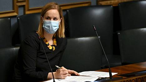 Sosiaali- ja terveysministeri Hanna Sarkkisen mukaan leikkausten kohdentumisista ja tulevista korvaustasoista ei ole vielä tehty päätöksiä. Sarkkinen kuvattiin eduskunnan täysistunnossa Helsingissä 6. lokakuuta 2021.