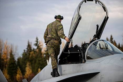 F/A-18 Hornet -konetta valmisteltiin lähtökuntoon Satakunnan lennostossa Pirkkalassa lokakuussa 2021.