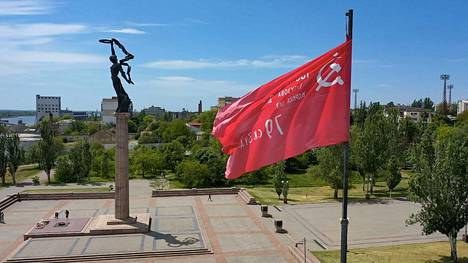 Neuvostoliiton voitonlippu liehui Ukrainan Hersonissa 20. toukokuuta. 
