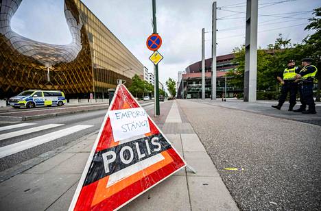 Poliisin turvasi aluetta Malmön Emporia-ostoskeskuksessa sattuneen ampumistapauksen jälkeen elokuussa 2022.