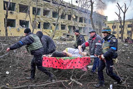 Raskaana olevaa naista kannetaan paareilla pommitetusta lastensairaalasta Mariupolissa 9. maaliskuuta. Ukrainalaisen valokuvaajan Evgeniy Maloletkan valokuva on noussut yhdeksi Ukrainan sodan ikonisista kuvista.