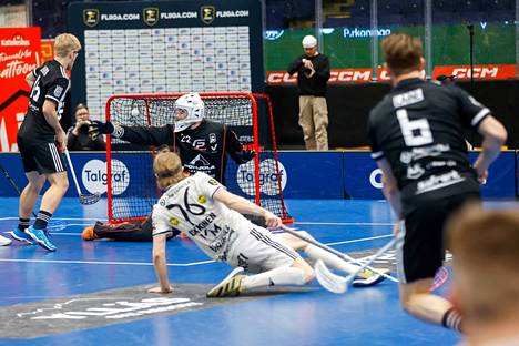 TPS:n Olli Laine laukoi ottelun ensimmäisen maalin tarkasti yläkulmaan.