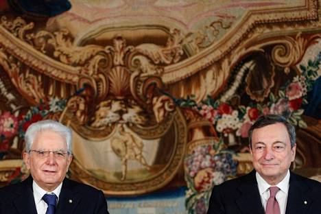 Italian presidentti Sergio Mattarella (vasemmalla) ja pääministeri Mario Draghi istuivat kuvattiin istumassa vieretysten presidentin virka-asunnossa, Quirinalen palatsissa, Roomassa tammikuussa.