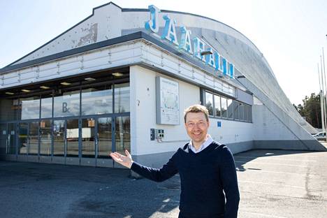 Hakametsän jäähallin BC-ovelle voi tuoda jääkiekko- ja hiihtovarusteita. Tampereen kaupungin apulaispormestari Matti Helimo toivottaa ihmiset tervetulleiksi tuomaan lahjoituksia. Vastineeksi saa lippuja jääkiekon MM-kisoihin Tampereelle.