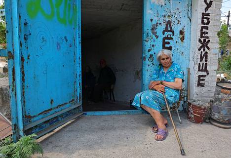 Paikallinen nainen istui lasitehtaan pommisuojan edustalla Itä-Ukrainan Lysytšanskin kaupungissa tiistaina 5. heinäkuuta. Luhanskin alueella sijaitseva Lysytšansk on ollut yksi sodan viime viikkojen keskipisteistä. Venäjä ilmoitti heinäkuun alussa saaneensa kaupungin haltuunsa.