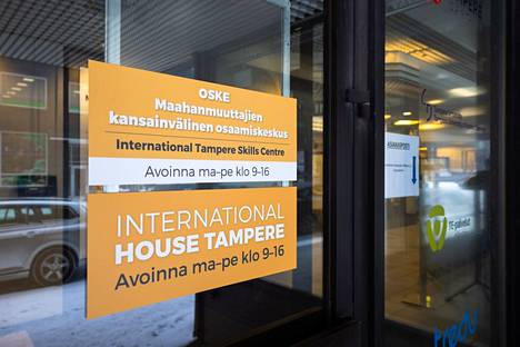 Tampereen kaupungin kansainvälisten palveluiden johtajan Mari Tavernen mukaan kielitaitoisista osaajista on ollut pulaa. Ukrainalaisten työllistämisen järjestelyistä vastaa TE-toimisto. Tampereen kaupungin luotsaama International House voi tällä hetkellä tarjota ainoastaan neuvontaa ja ohjausta.
