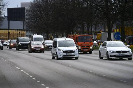 Autoliikennettä Sörnäisten rantatiellä Helsingissä toukokuun alkupuolella. 