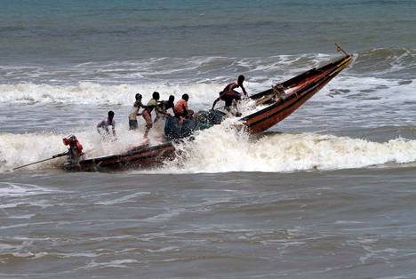 Kalastajat saapuivat Bengalinlahdelta maihin Konarkin rannikolla Orissassa tiistaina. Perjantaina odotettiin mereltä maihin iskevän erittäin vaaralliseksi luokitellun sykloni Fanin.