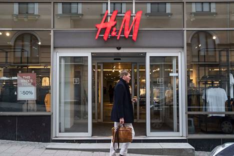Ruotsalainen vaatejätti Hennes ja Mauritz kertoi toukokuussa, että se sulkee kaksi myymäläänsä Tampereen Hämeenkadulta. 