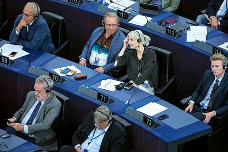 Perussuomalaisten europarlamentaarikot Teuvo Hakkarainen ja Laura Huhtasaari kuvattiin Euroopan parlamentissa Strasbourgissa 2019. 