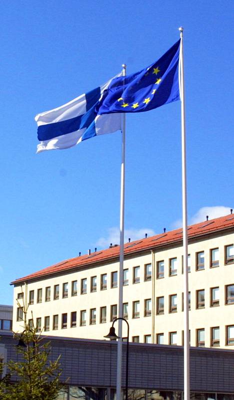 Kirjoittaja kritisoi Suomen ja EU:n suhteita.