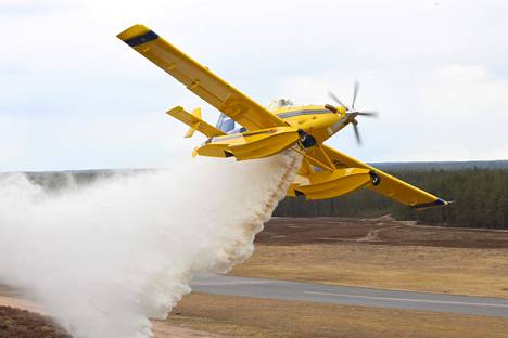 Jämillä harjoitellaan tällä viikolla metsäpalojen sammuttamista. Kuvan Air Tractor AT-802F pystyy ottamaan sammutustankkeihinsa kerralla 3000 litraa vettä.
