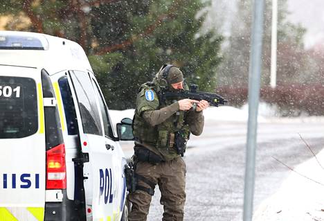 Aamulehden paikalla ollut freekuvaaja Timo Marttila kuvasi paikalla poliisin, joka tarkisti asettaan. Marttila kertoi, ettei poliisi osoittanut aseella ketään. 
