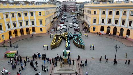 450 kadettia muodostavat yhdessä ukrainan vaakunan Odessassa 19. helmikuuta 2022. 