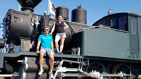 Kurssin vetäjät Antti Lepistö ja Anni Rainio kuljettavat kuusi kurssilaista junalla Italiaan.