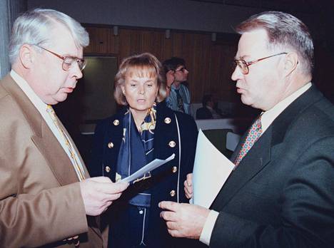 Kuvassa Kalervo Kummola (kok.), Irja Tulonen (kok.) sekä Pekka Paavola. Kuva on otettu 21. lokakuuta 1996. 
