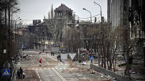 Mariupolin keskusta on pitkälti tuhoutunut. Kuva on otettu 12. huhtikuuta Venäjän armeijan järjestämänä.