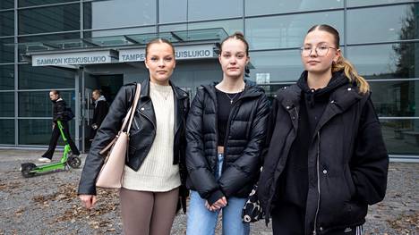 Sammon keskuslukion oppilaat Emma Valkama (vasemmalla), Salla Savolainen ja Nelli Vänni osallistuivat ulosmarssiin nuorempien ikäluokkien puolesta. Opintojen muuttuminen maksulliseksi huolettaa kolmikkoa, sillä hallituksen aiemmat asumis- ja opintotukileikkaukset ovat kurjistaneet opiskelijoiden elämää.
