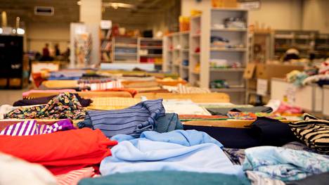 Poistotekstiilien keräykseen voi tuoda puhtaita vaatteita. Kuvan vaatepinot kuvattiin kierrätyskeskuksessa Tampereella heinäkuussa 2020.