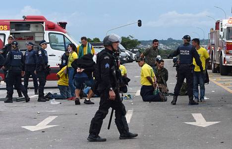 Poliisi pidätti entisen presidentin Jair Bolsonaron kannattajia sunnuntaina.