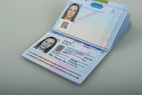 Passien ja henkilökorttien ulkoasu uudistuu. Tältä Suomen passi näyttää jatkossa. 