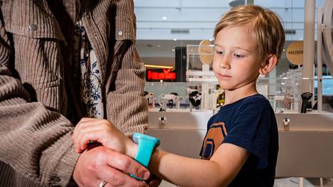Ensimmäisellä luokalla aloittava kuusivuotias Lukas Lankinen sovitti kellopuhelinta kauppakeskus Itiksessä keskiviikkona.