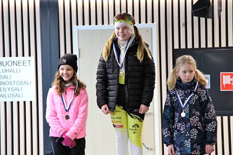 4. luokan tyttöjen kisan kaksi ensimmäistä sijaa matkasivat Kyynärjärven kouluun. Voittajaksi kruunattiin Lotta Aaltonen, Lila Ylikoski oli toinen ja kuvassa oikealla Emily Väkeväinen Kangasmetsän koulusta oli kolmas.