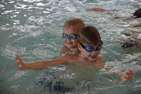 Ilmoittautuminen kesän uimakouluihin alkaa tiistaiaamuna 4. toukokuuta.