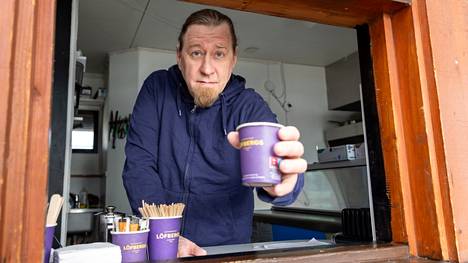 Saisiko olla kuppi kahvia, vai kenties hampurilainen? Marko Huusansaari pitää nyt jo toista kesää grillikahviota Raumalla Syvärauman Koulurannassa. 