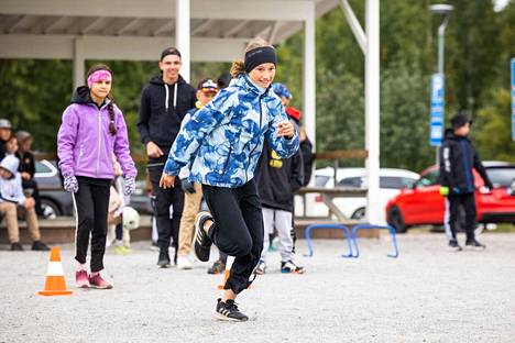 Minttu Kauppi 5A-luokalta juoksee Liuksialan koulun joukkueessa. Tyttöjen joukkue on mukana B-sarjassa, jonka lähtö on kello 17.30.