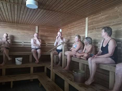 Rantasaunat saavat avata ovensa aluehallintoviraston päätöksellä. Kiikoisten rantasaunalla rajoituksia ei ollut kesällä 2020, kun tämä ryhmä saunoi lauteilla.