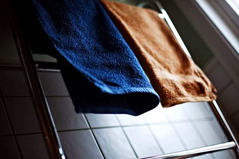 Vapaudenriistosta ja lievästä pahoinpitelystä käräjäoikeudessa tuomitun naisen kylpyhuoneeseen oli määrä asentaa uusi pyyhekuivain helmikuussa 2021. Kuvituskuva.