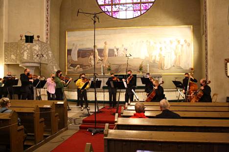 Tampere Filharmonian jousiorkesteri soitti Tampereen tuomiokirkossa Adriana Iacovache-Panan johdolla.