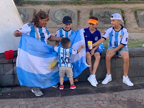 Wilma Castillo saapui Obeliscoa ympäröivälle aukiolle neljän lapsenlapsensa kanssa. Kaikilla on fanipaita päällä ja Argentiinan lippu liehuu heidän käsissään.