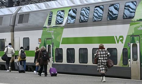 Matkustajia Helsingin päärautatieasemalla perjantaina 17. helmikuuta 2023. Veturinkuljettajien lakko alkaa 20. maaliskuuta, jos sopuun ei sitä ennen päästä.